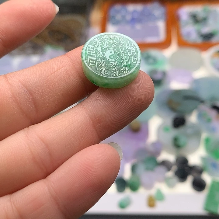 翡翠未镶嵌颈饰不退不换