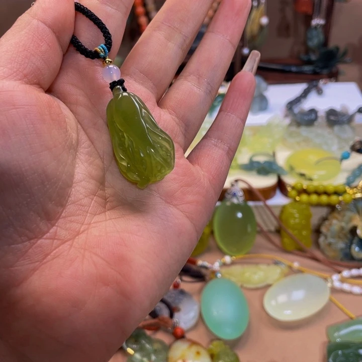 蛇纹石玉颈饰未镶嵌爱****?