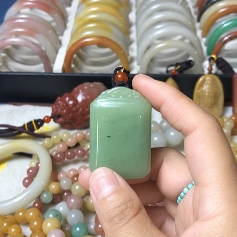 石英质玉未镶嵌颈饰
