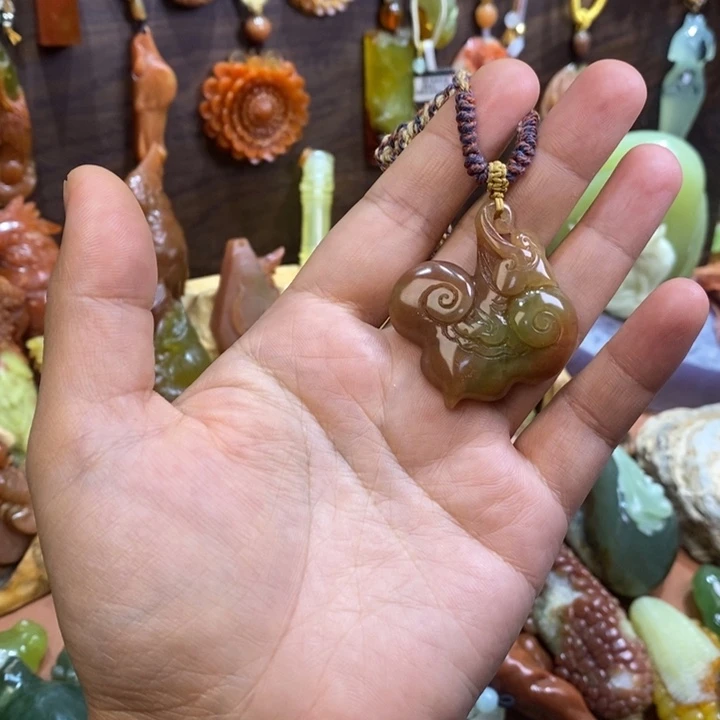 蛇纹石玉未镶嵌颈饰