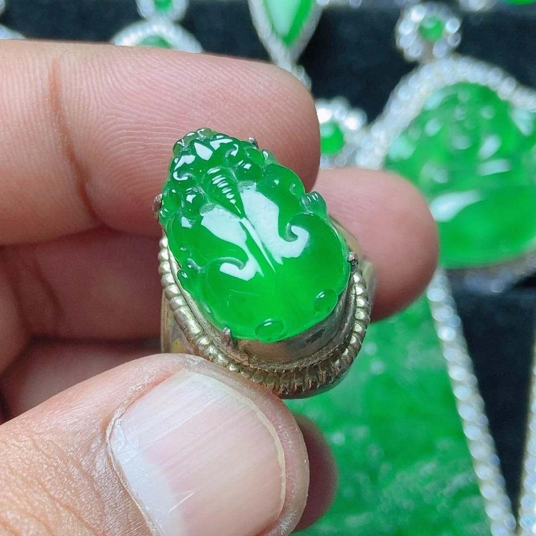 颈饰未镶嵌翡翠