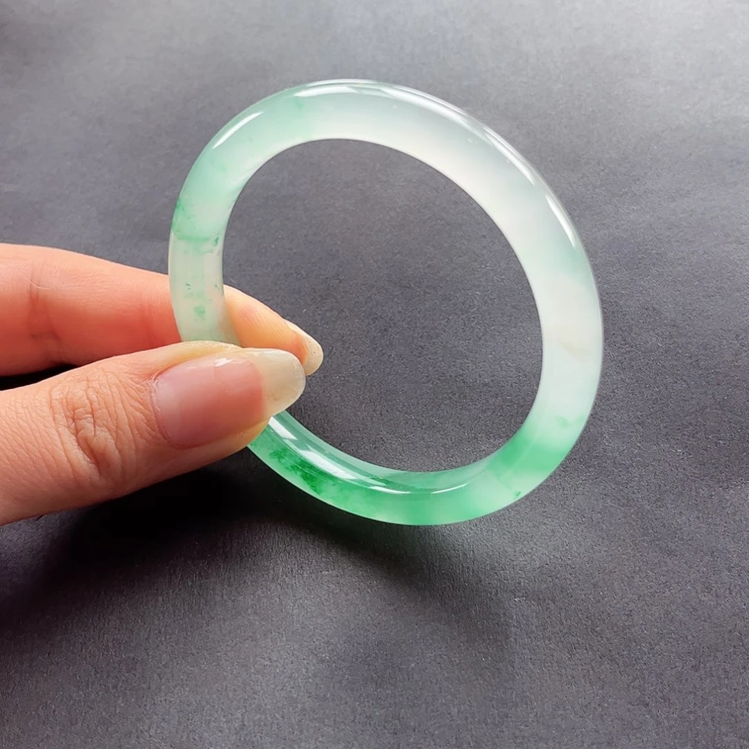 甜***的石英质玉手镯未镶嵌