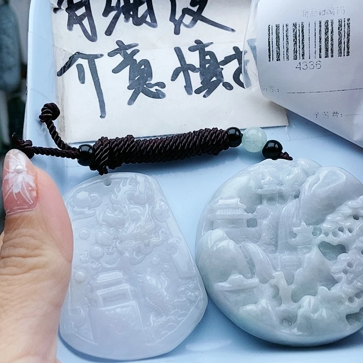 颈饰足铂镶嵌翡翠翡翠