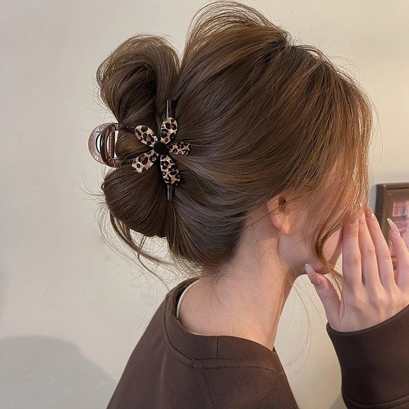 优雅气质豹纹大号抓夹女2025鲨鱼感后脑勺盘发新款夹花朵卡子发饰