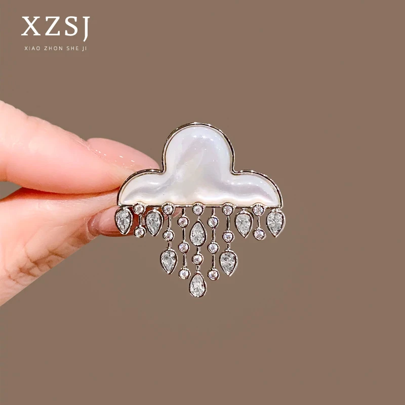 铜锆石胸针 新款贝母云朵雨滴别针轻奢时尚高档胸花女士大衣配饰