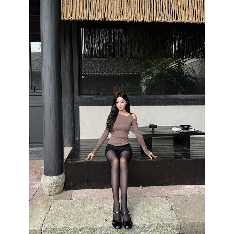 2025秋季新款肩纯欲巨好看的金属装饰上衣女配小香风显瘦撞边短裤