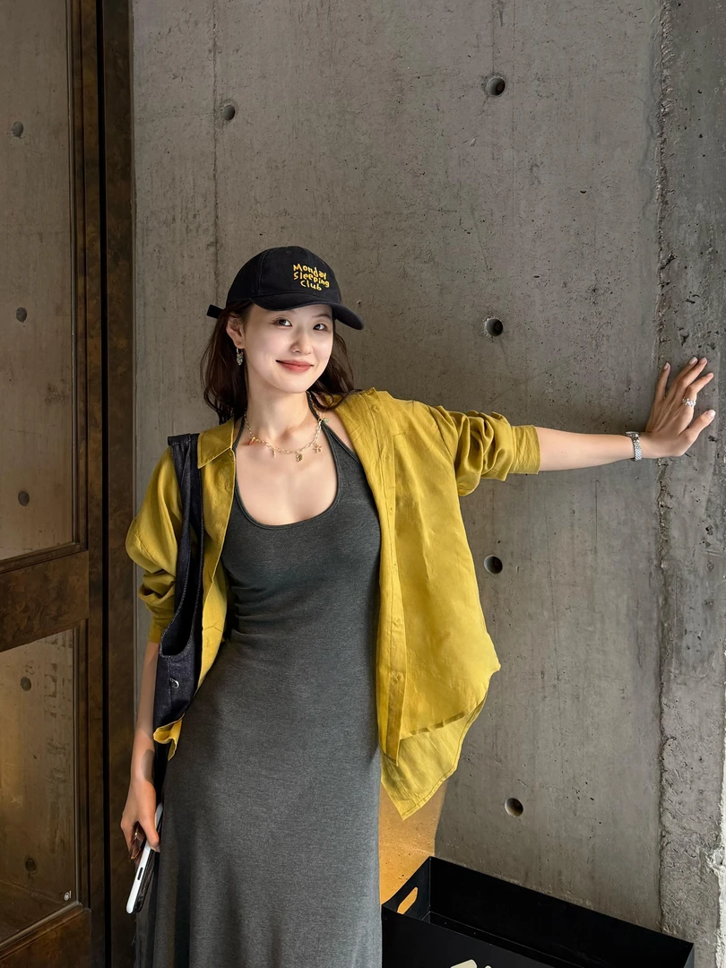 2025春夏新款韩系气质高级感慵懒假日衬衫灰色吊带连衣裙两件套装