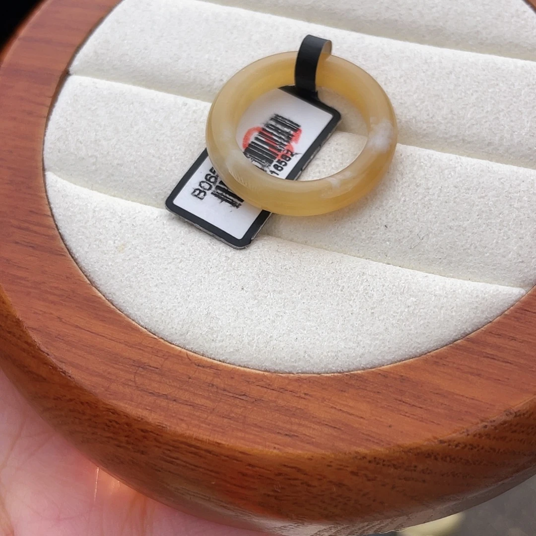 和田玉未镶嵌戒指l35。奶黄牛扎小细条。17.5。