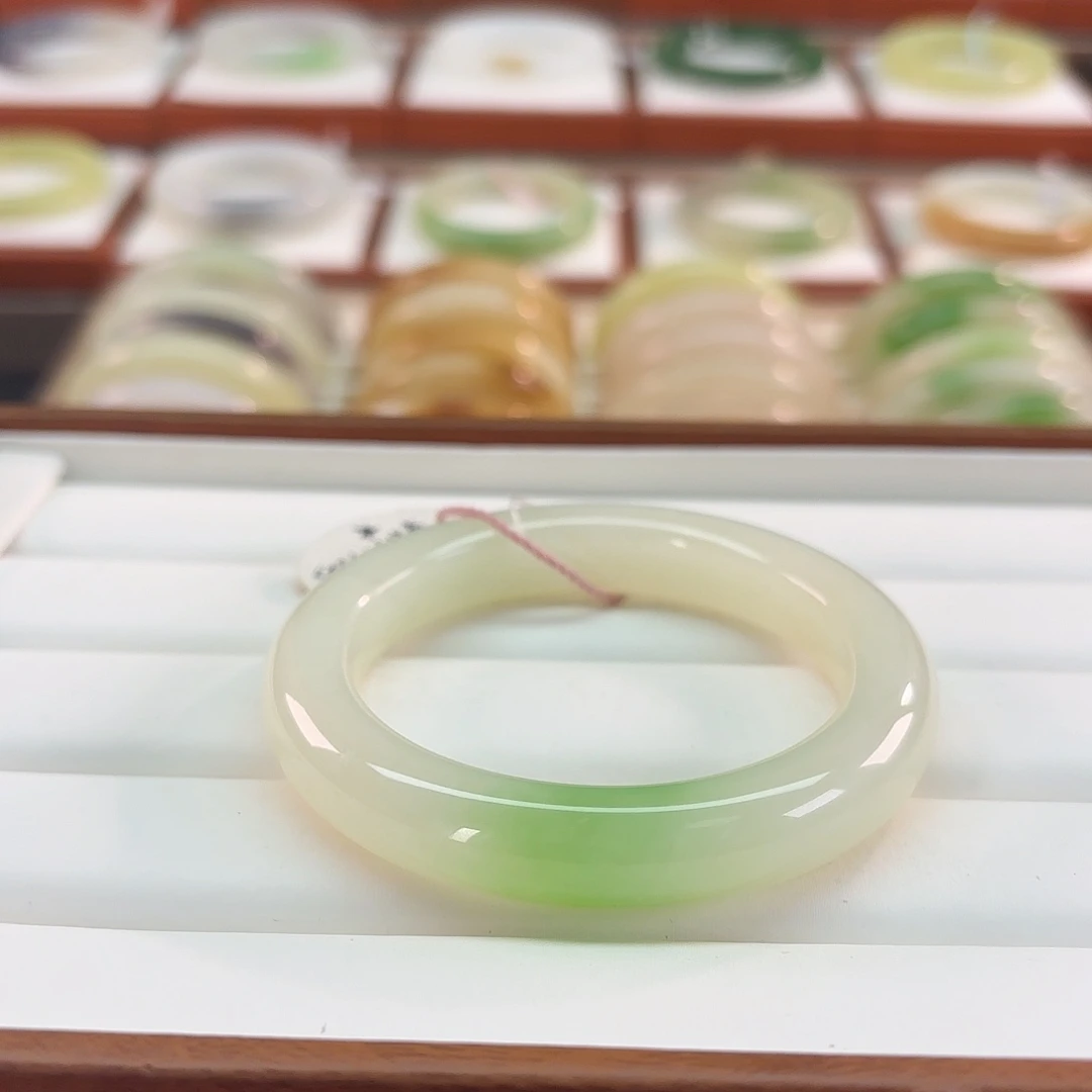和田玉未镶嵌手镯【白底带翠】