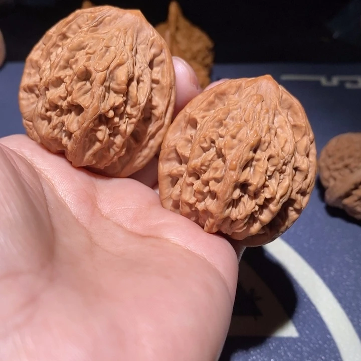 文玩核桃吊坠42尺虎头