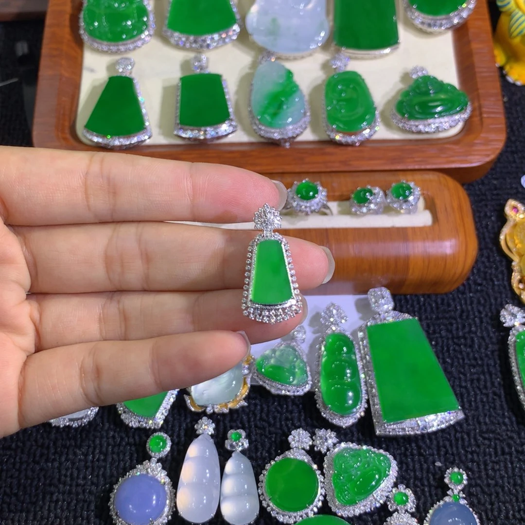 翡翠18K金镶嵌颈饰88888888