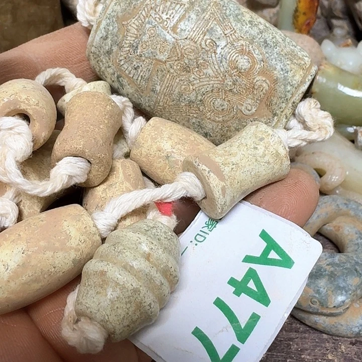 蛇纹石玉颈饰未镶嵌柳****）