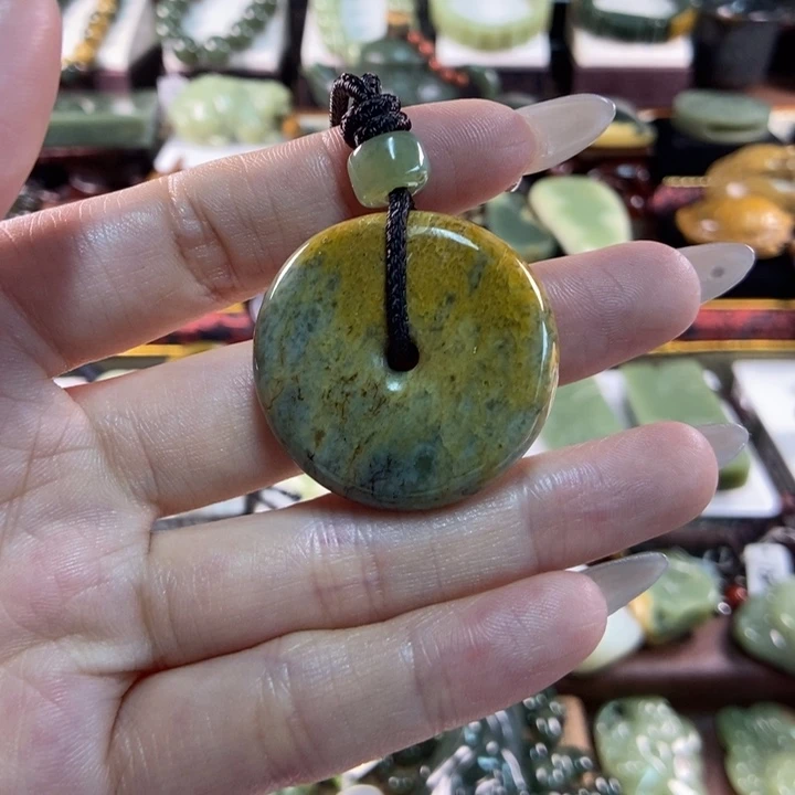 颈饰未镶嵌岫岩河磨玉（透闪石质玉）