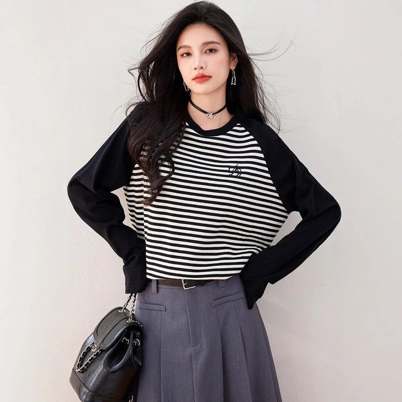 美式插肩长袖t恤女春秋新款字母刺绣拼接休闲学院风黑白条纹上衣