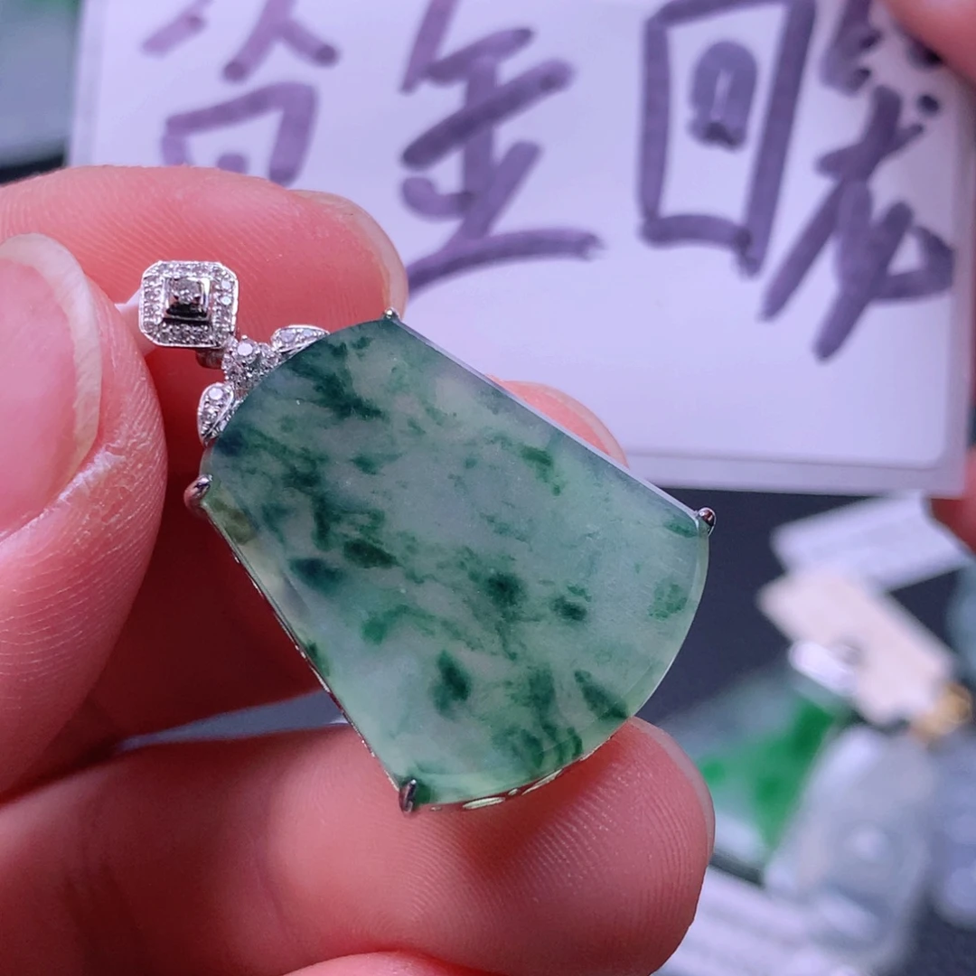 翡翠颈饰18K金镶嵌丑*无事牌