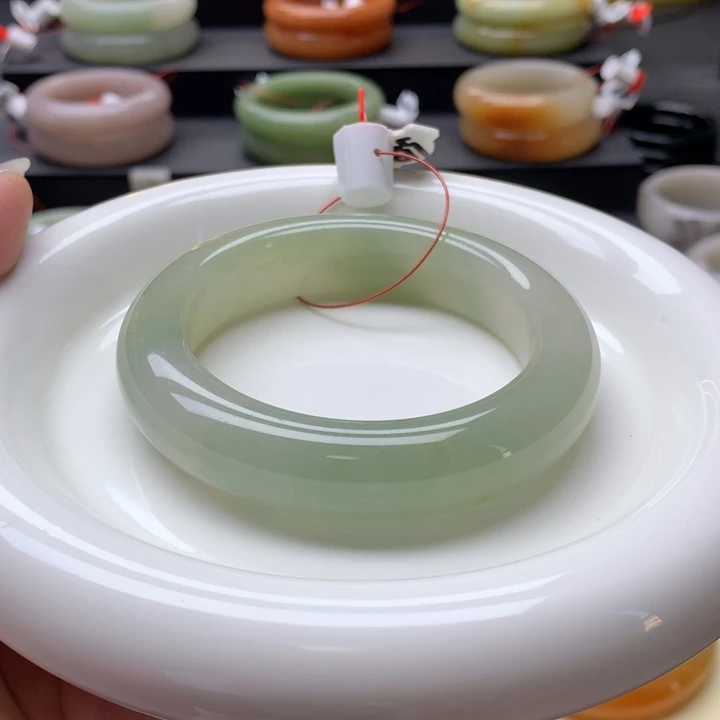 未镶嵌手镯石英岩玉