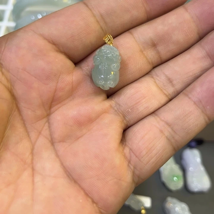 颈饰18K金镶嵌翡翠翡翠貔貅镶金吊坠