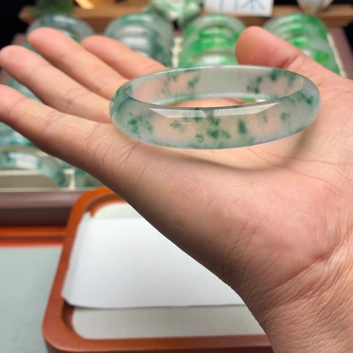 D***段石英质玉未镶嵌手镯