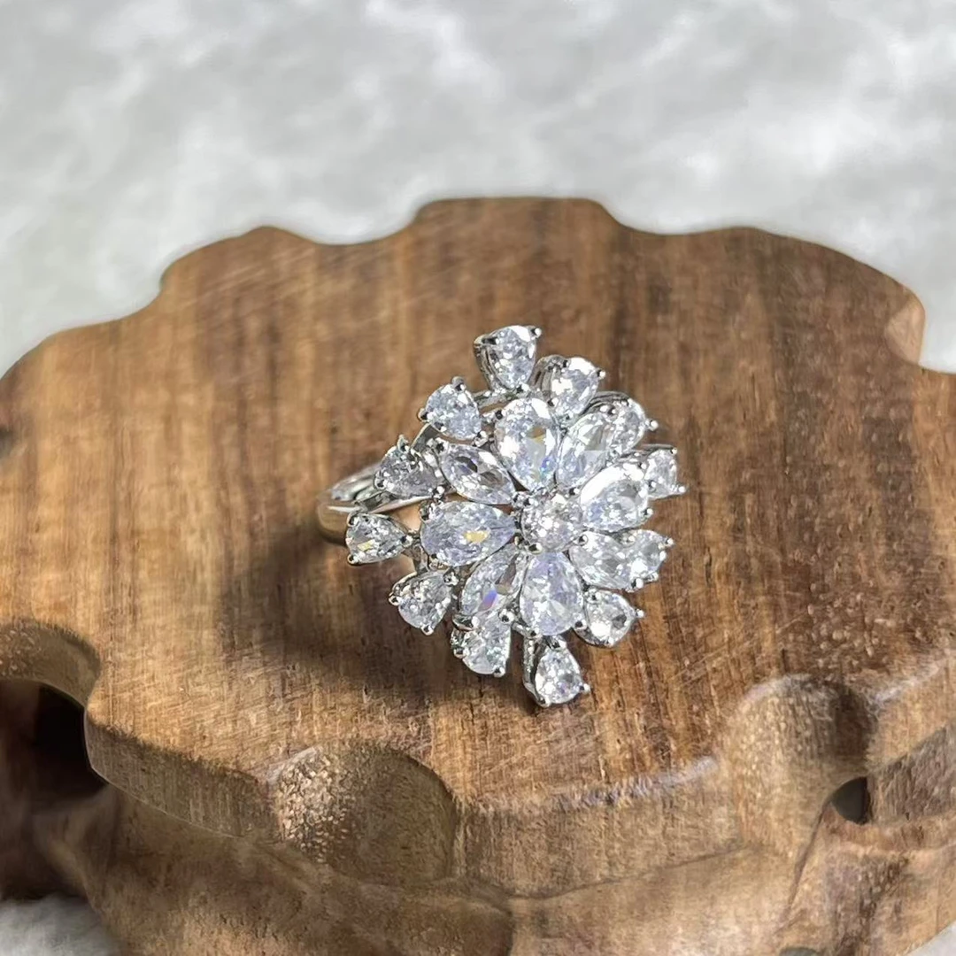 白彩设计款时尚戒指精美戒指 美观大气美轮美奂尽显魅力