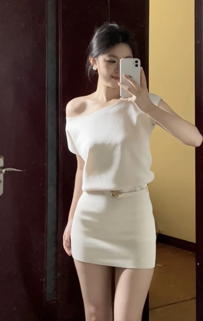 素颜女主 白色斜肩短袖针织连衣裙女纯欲风修身收腰显瘦包臀短裙