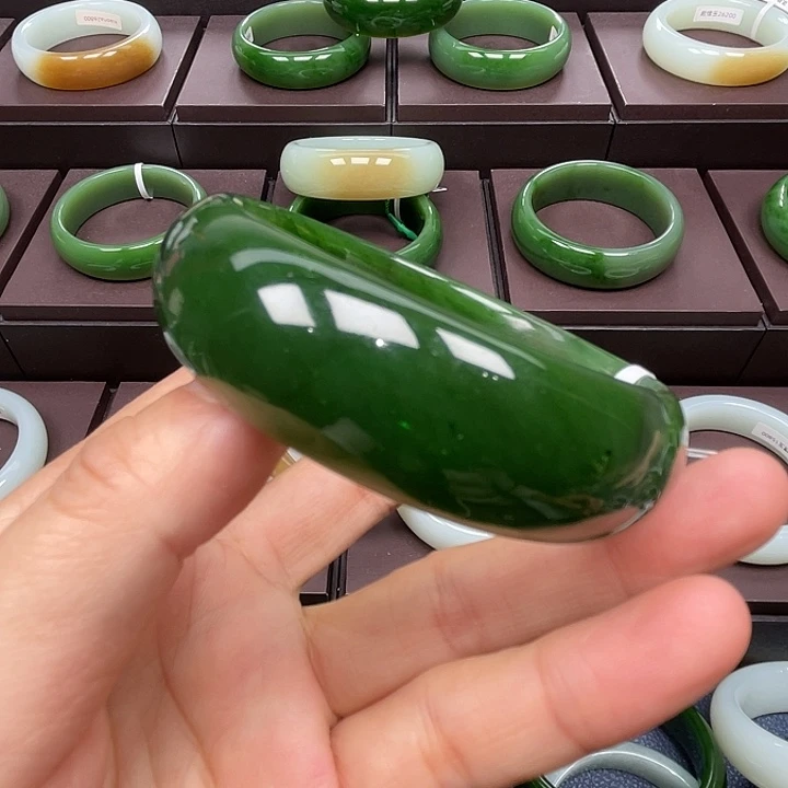 金***年和田玉未镶嵌手镯有结构纹理线