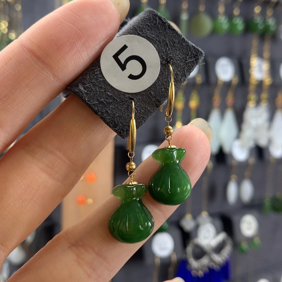 l***u和田玉18K金镶嵌耳饰