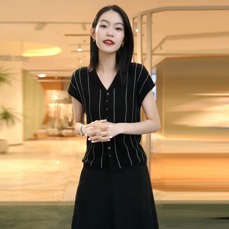 条纹韩版温柔v领针织开衫2025夏季新款慵懒感流行通勤简约上衣潮