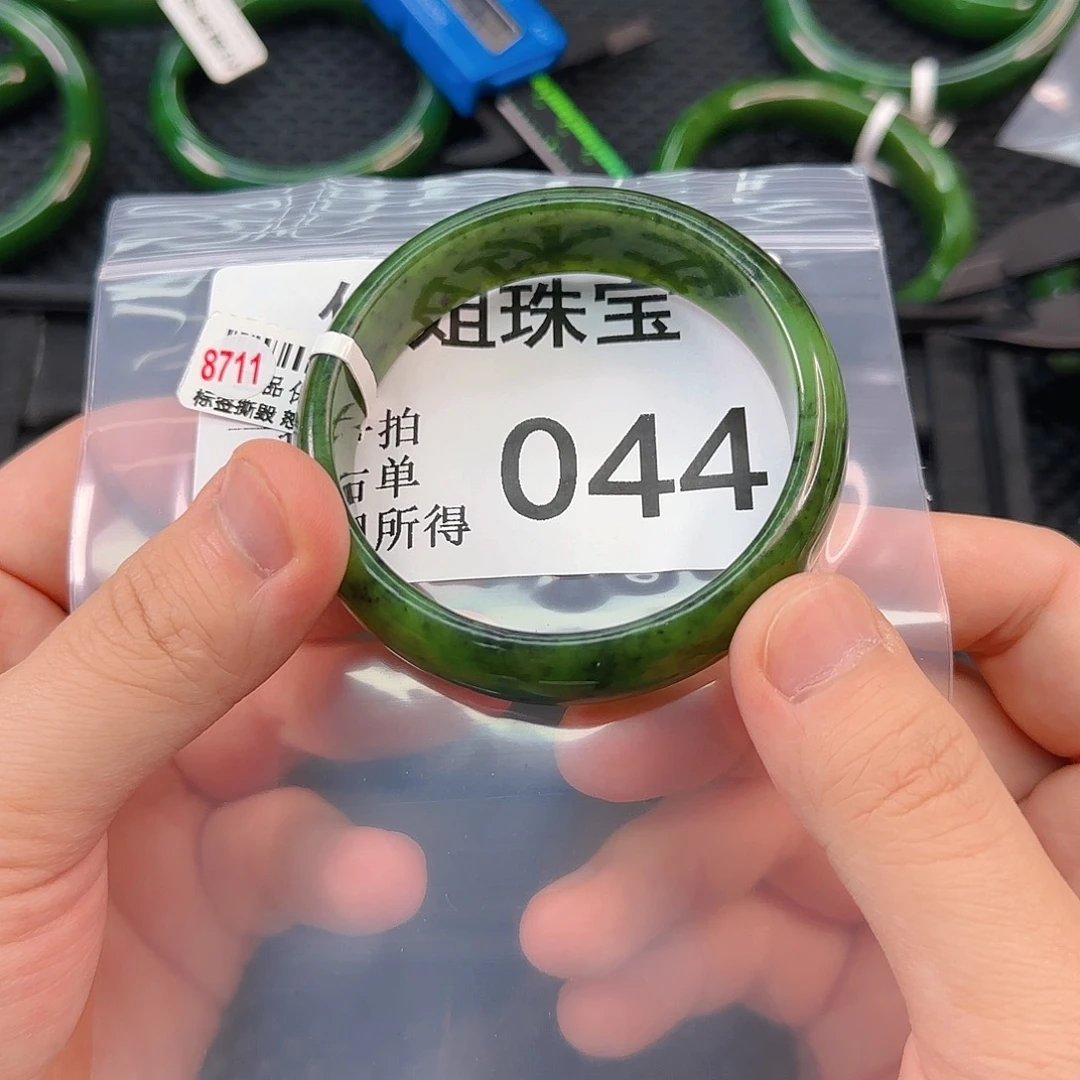 颈饰未镶嵌和田玉手镯56.9 044