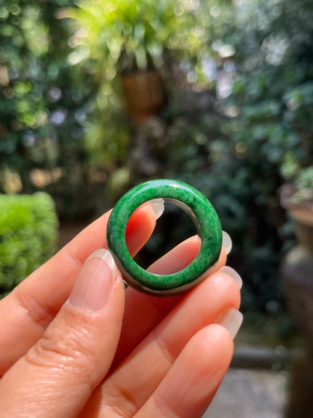 【满绿指环】 莫湾基老料，种老肉细，有点水头，短水满色。直径19mm