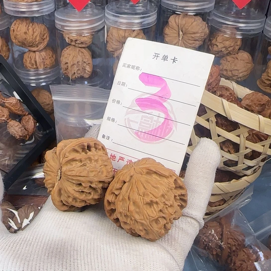 文玩核桃吊坠白狮子