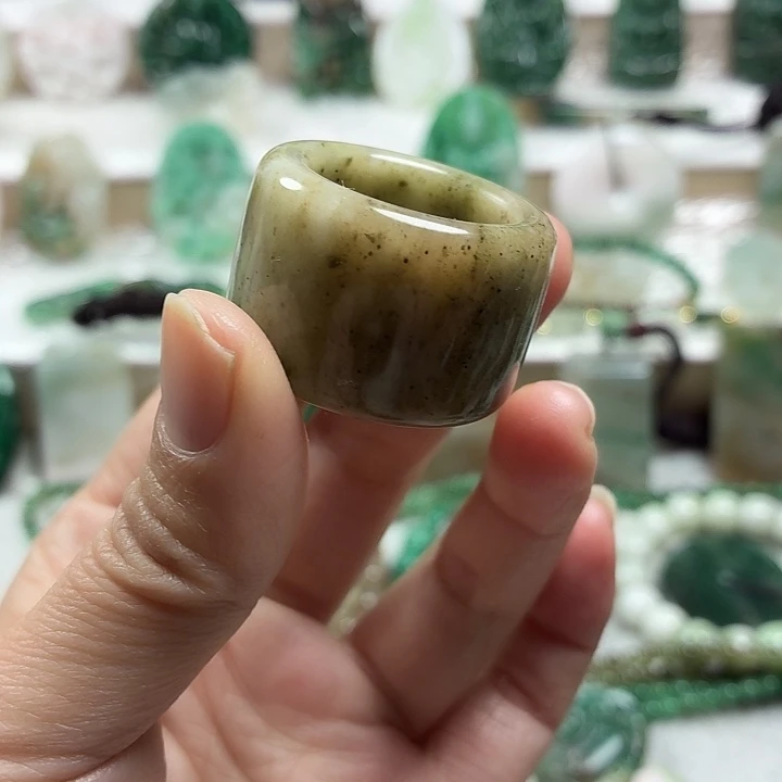 独山玉未镶嵌吊坠