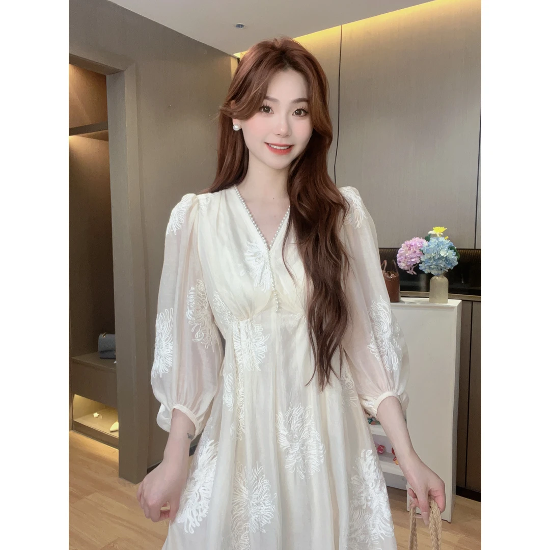 白色刺绣收腰显瘦钉珠仙女气质连衣裙重工夏季中长款领泡泡