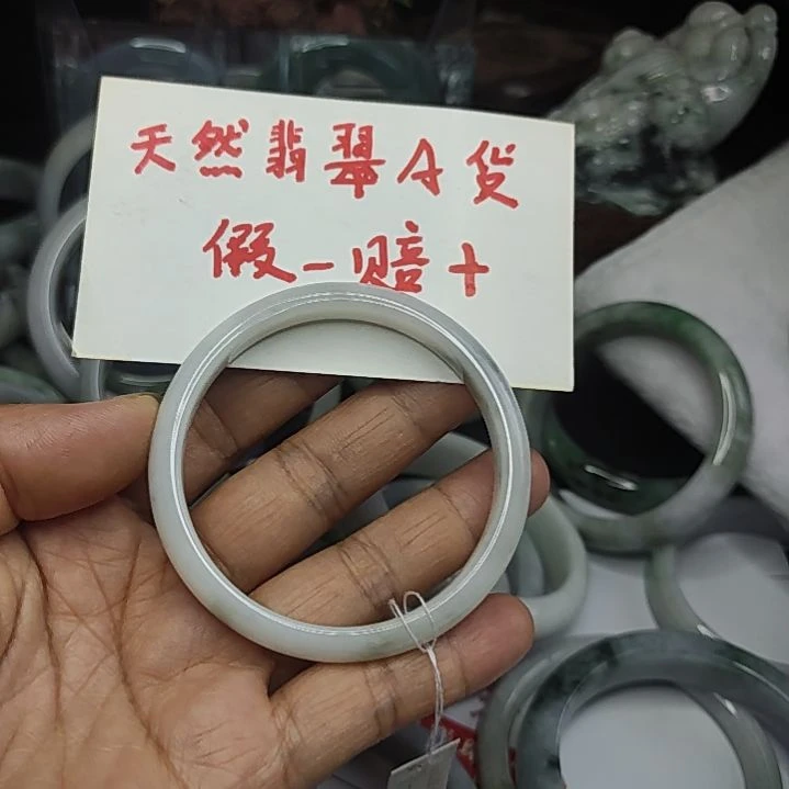 翡翠手镯未镶嵌圈粉