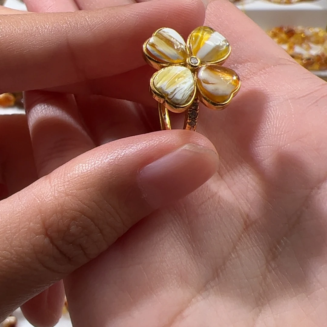 琥珀未镶嵌珠宝奇石金瓷白拉丝妖花四叶草戒指
