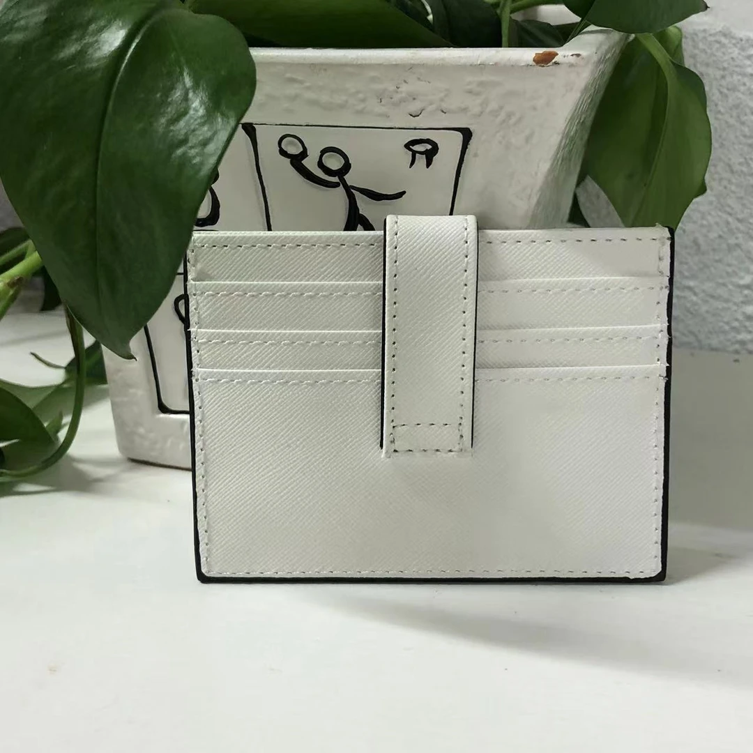 好CP啊~白色卡包包