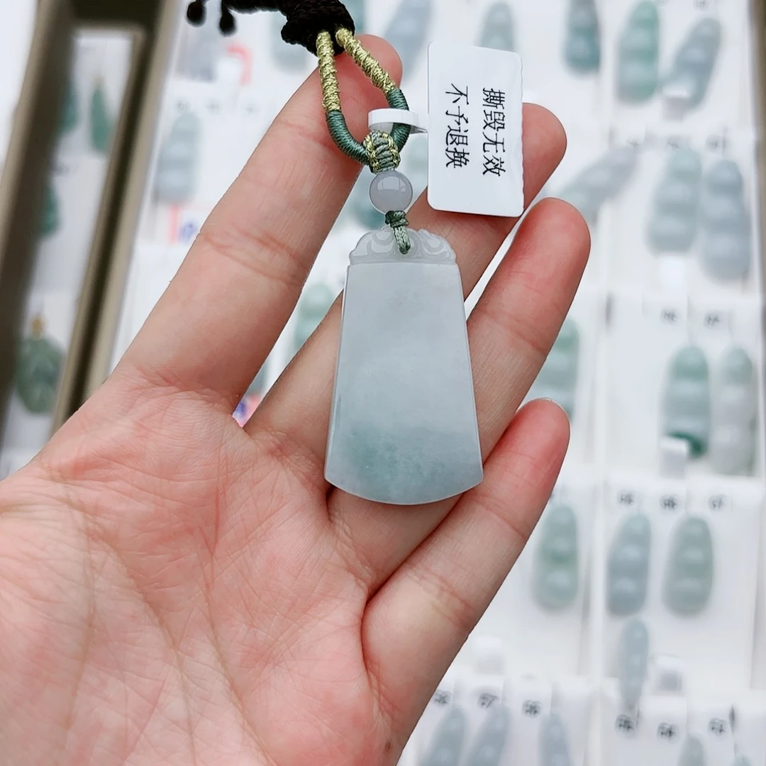 翡翠颈饰未镶嵌无事牌