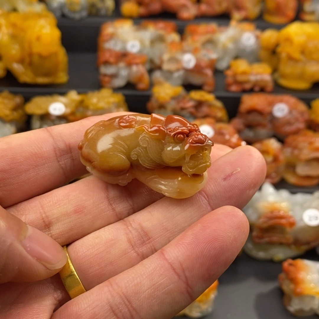 一***舟石英质玉（黄龙玉）未镶嵌颈饰
