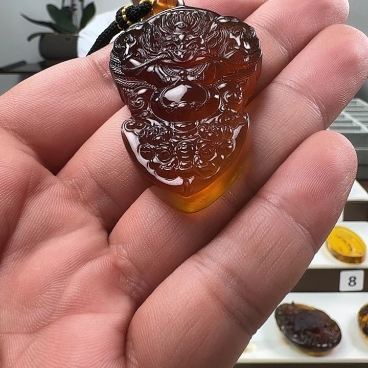 琥珀未镶嵌颈饰大鹏鸟