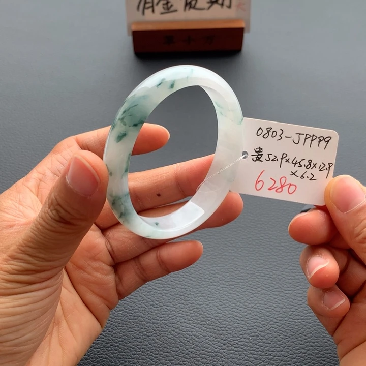 翡翠手镯未镶嵌翡翠手镯