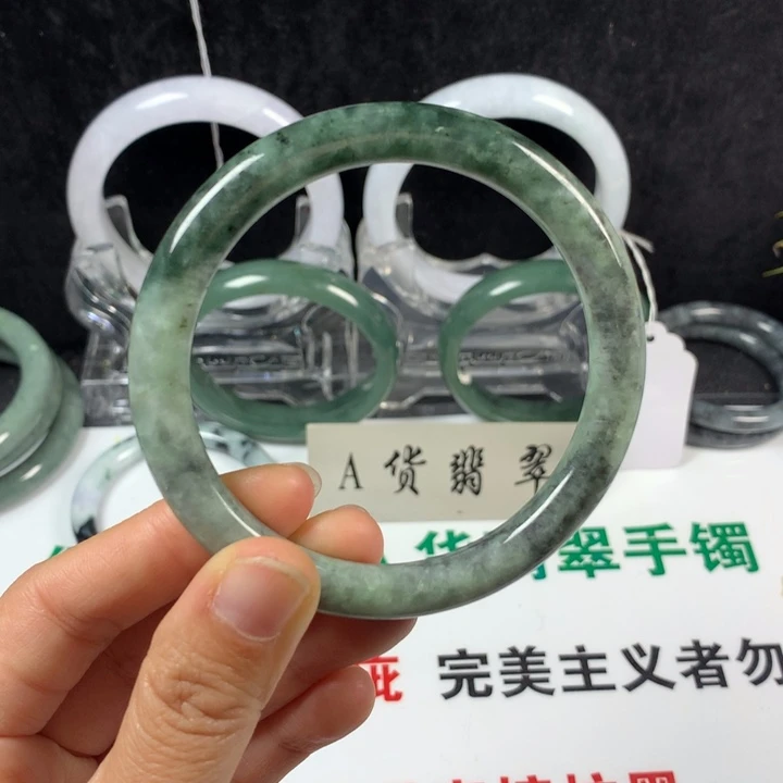 翡翠未镶嵌手镯50号。 60圈