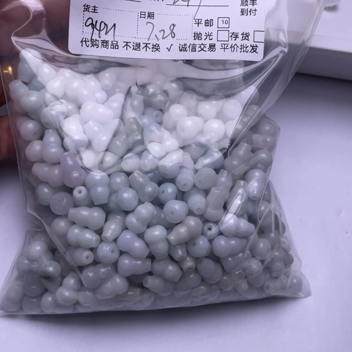 大***女翡翠未镶嵌颈饰珠子