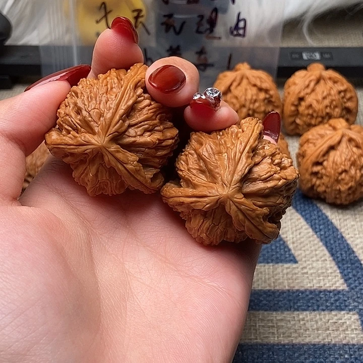 ╭***╯文玩核桃吊坠白狮子正奔