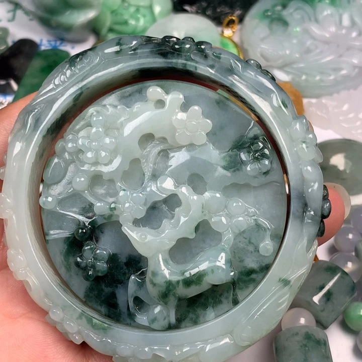 国***典翡翠未镶嵌颈饰翡翠