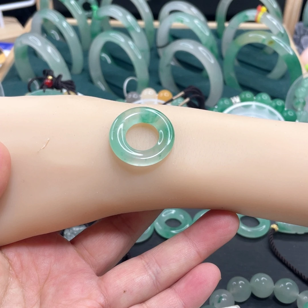 用***1石英质玉未镶嵌颈饰