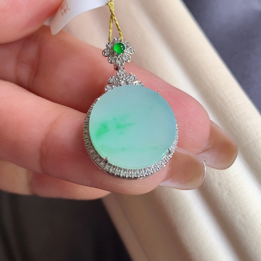 翡翠18K金镶嵌颈饰圆牌