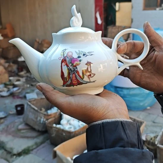 库存微瑕老寿星多孔茶壶容量500