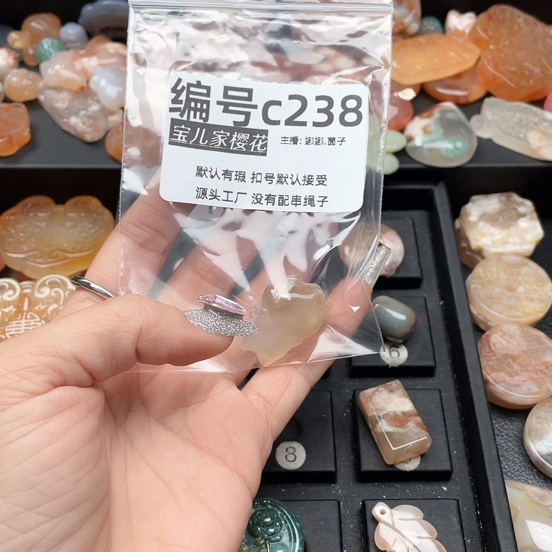 合金颈饰玛瑙/玉髓爱****?
