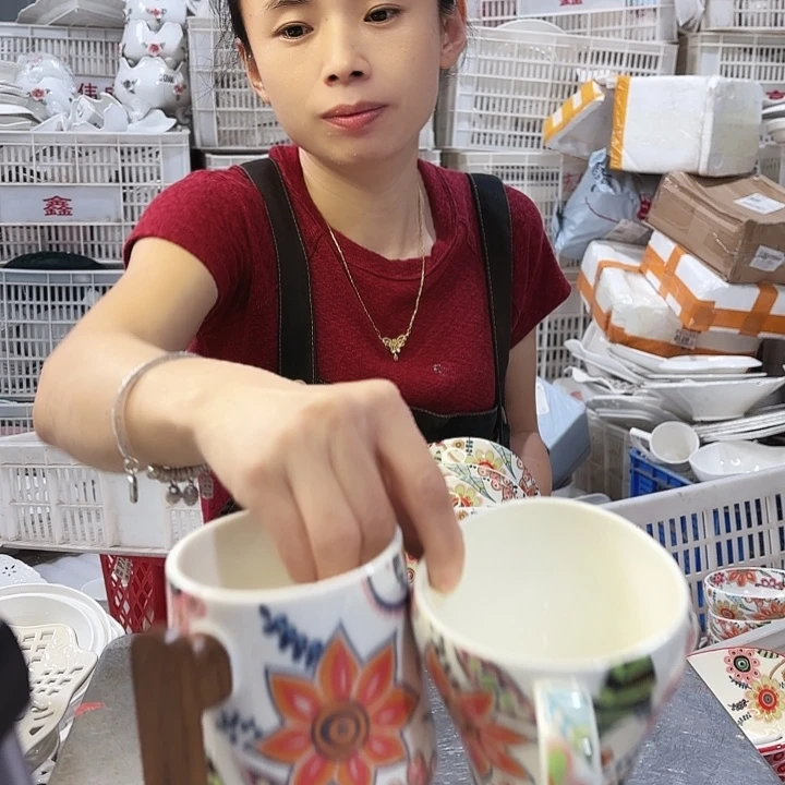盘微瑕产品………两个杯子