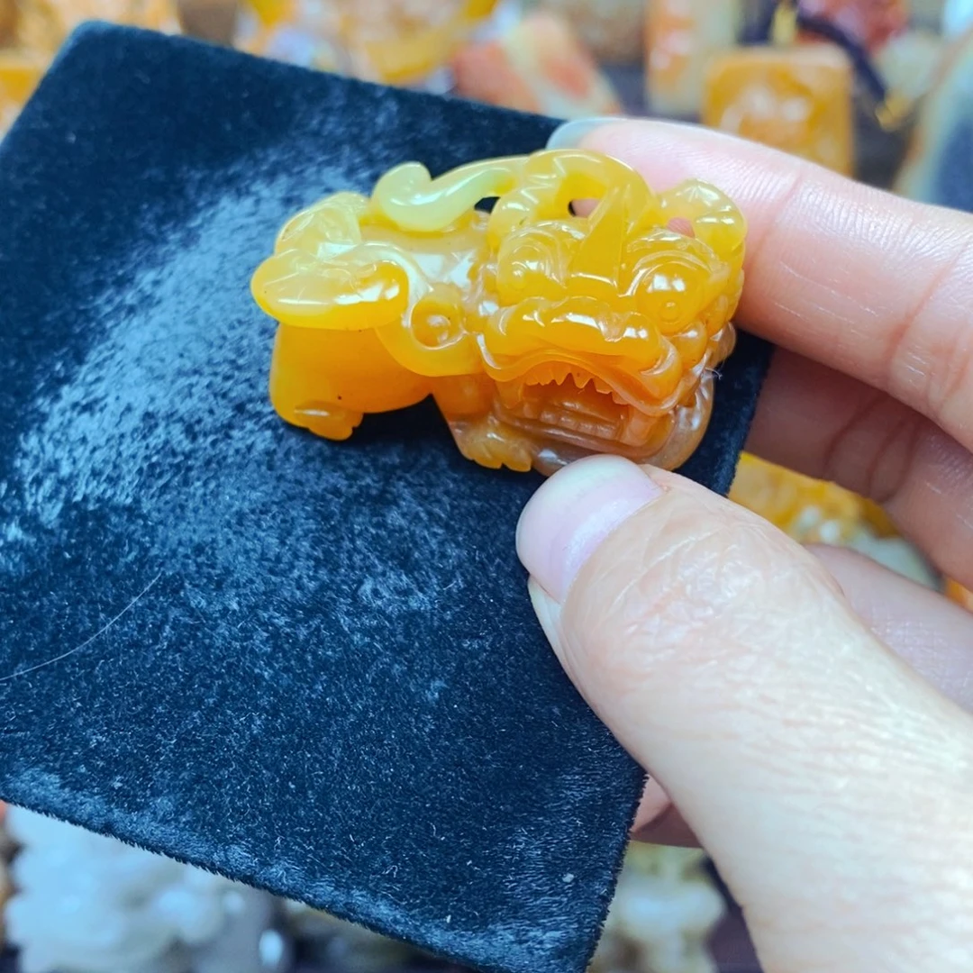未镶嵌石英质玉（黄龙玉）颈饰