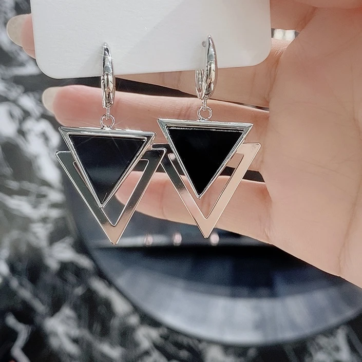 铜合金耳饰 高版黑色三角耳坠耳扣高级时尚